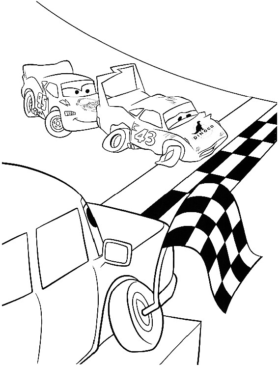 Disegno di Cars con Saetta McQueen che spinge Strip The King Weathers rottame dopo l'incidente dopo l'incidente da stampare e colorare 