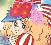 Primo piano di Candy Candy tra i fiori con un simpatico cappellino
