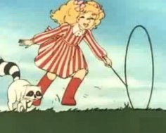Candy Candy corre insieme al suo inseparabile orsetto lavatore, mentre gioca con un cerchio