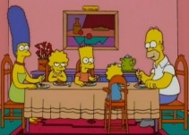 La famiglia Simpson seduta a tavola