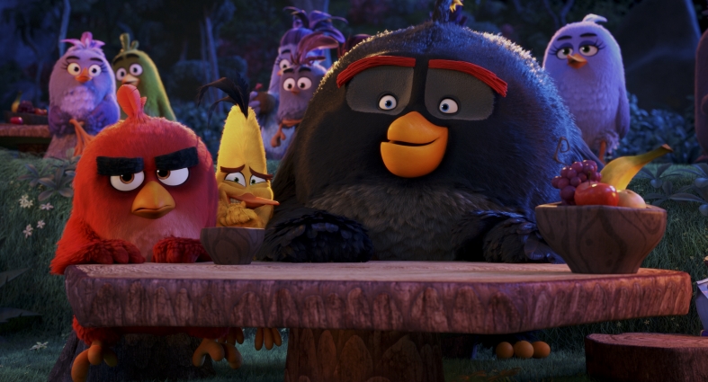 Chuck przy stole wciśniętym między Red i Bomb - Angry Birds