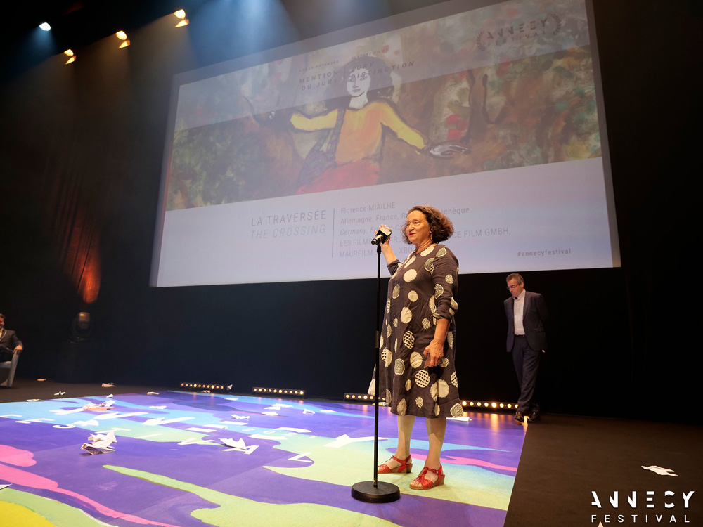 Florence Miailhe accetta il premio della giuria per un lungometraggio per The Crossing, 2021 [photo: Annecy Festival/G. Piel]