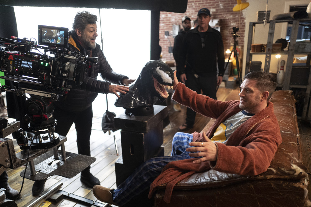 Il regista Andy Serkis convince la star Tom Hardy a recitare bene con un busto di Venom.