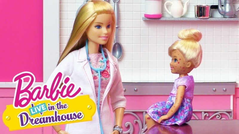 BARBIE DOTTORESSA | Barbie LIVE! In The Dreamhouse | @Barbie Italiano