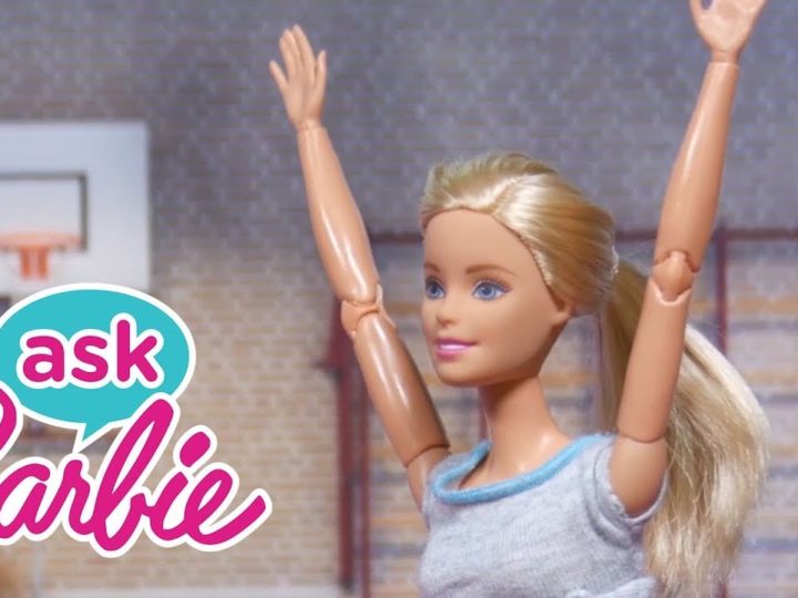 Chiedi a Barbie di Come Gioca con gli Amici! | @Barbie Italiano