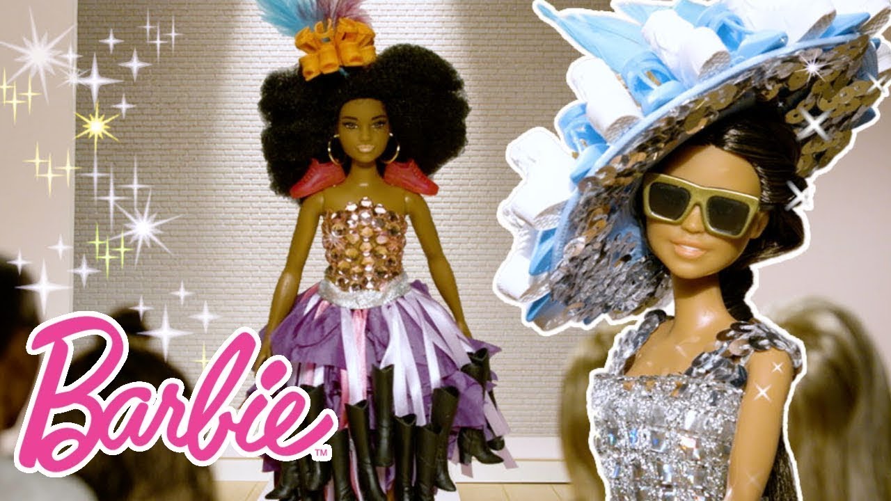 Le bambole di Barbie Competono in una Sfilata | @Barbie Italiano