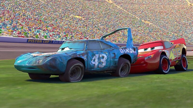 😎 McQueen aiuta il Re | Pixar Cars | Disney Junior IT