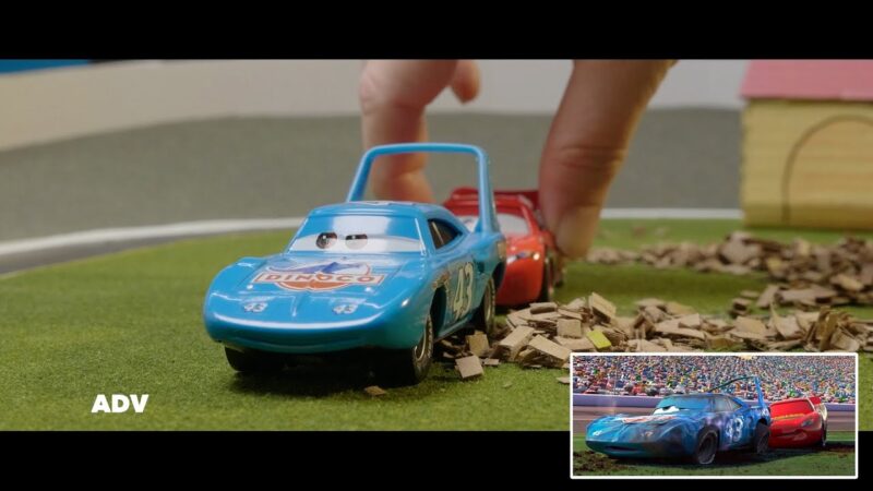 🏁 Saetta McQueen aiuta The King | Fianco a fianco Giocattoli | Pixar Cars | Disney Junior IT