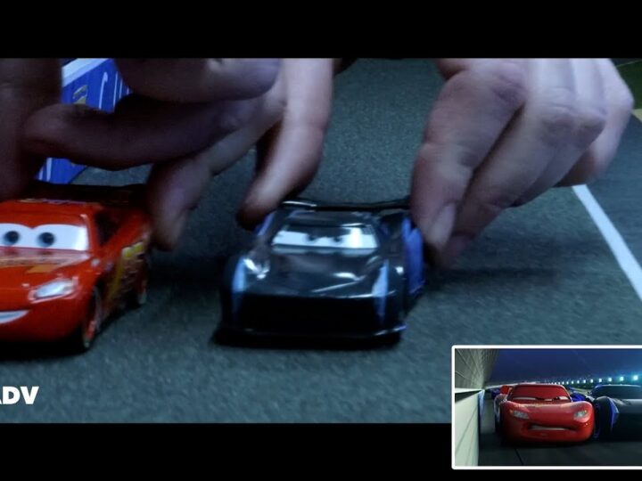 💥 L'incidente di Saetta McQueen | Fianco a fianco giocattoli | Pixar Cars | Disney Junior IT