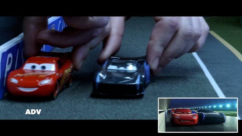 💥 L'incidente di Saetta McQueen | Fianco a fianco giocattoli | Pixar Cars | Disney Junior IT