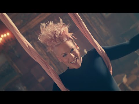 Alice attraverso lo specchio | P!nk – Just Like Fire – Music Video